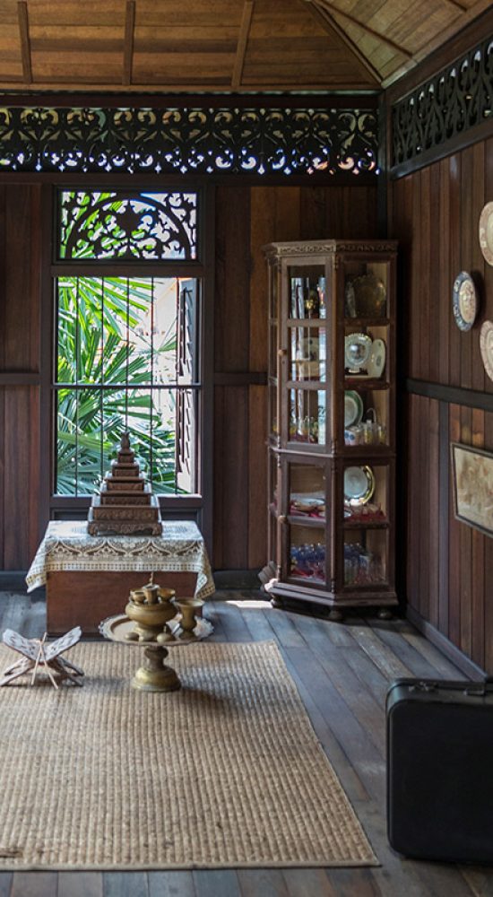 Sumber: Aznan. (2018). Rumah Penghulu Abu Seman or Village Chief House. Interior view of a traditional malay house. [Photograph].